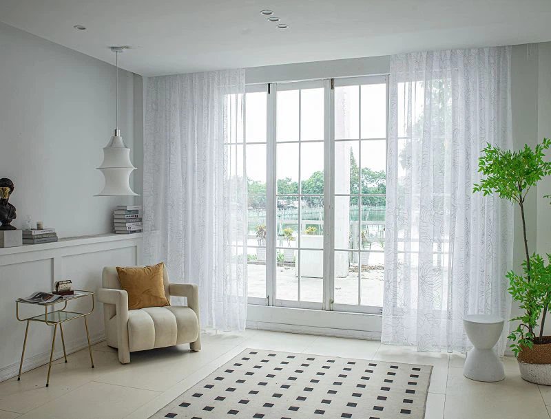 Cuirtín Fabraic Doli le Bláth Mór agus Scragall Airgid