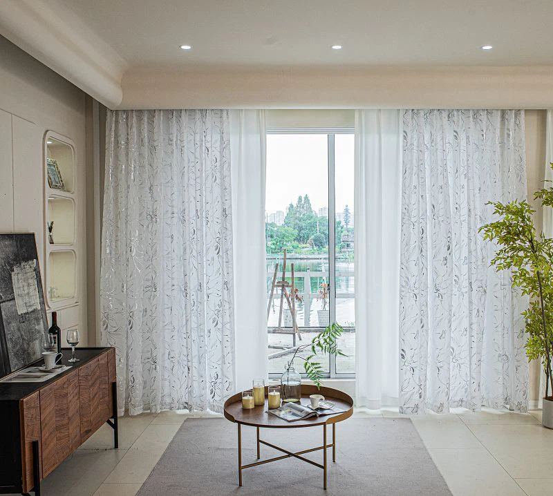 Scáileán Fuinneog Fabraic Doli le Lotus agus Scragall Airgid